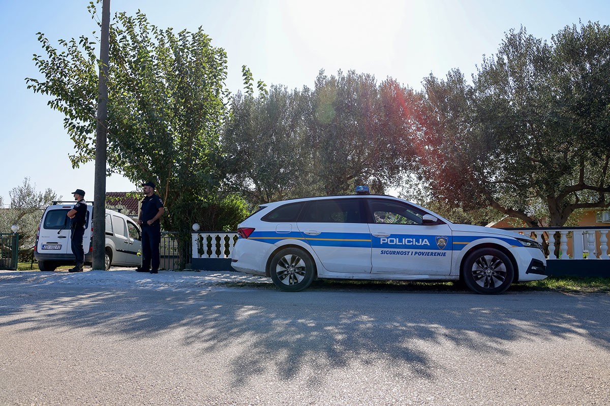 Pucnjava kod Zadra: Vlasnik salona s luksuznim automobilima ranjen pred djetetom