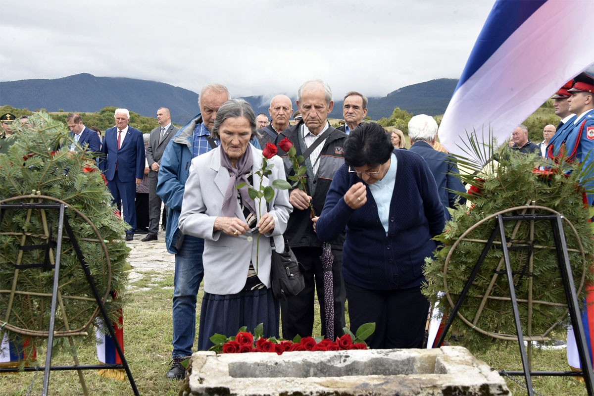 Položeni vijenci za ubijenih 12.000 Srba u Garavicama