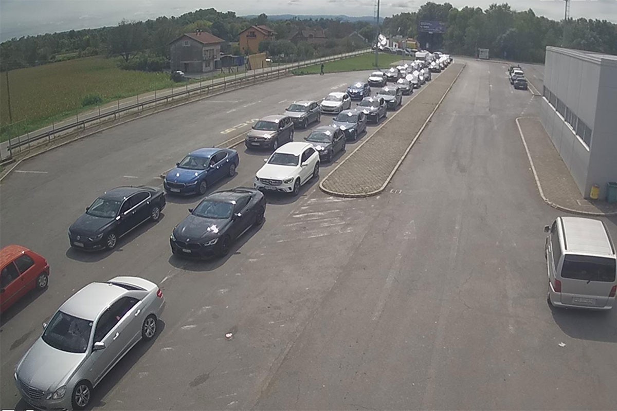 Duge kolone na osam graničnih prelaza na izlazu prema Hrvatskoj