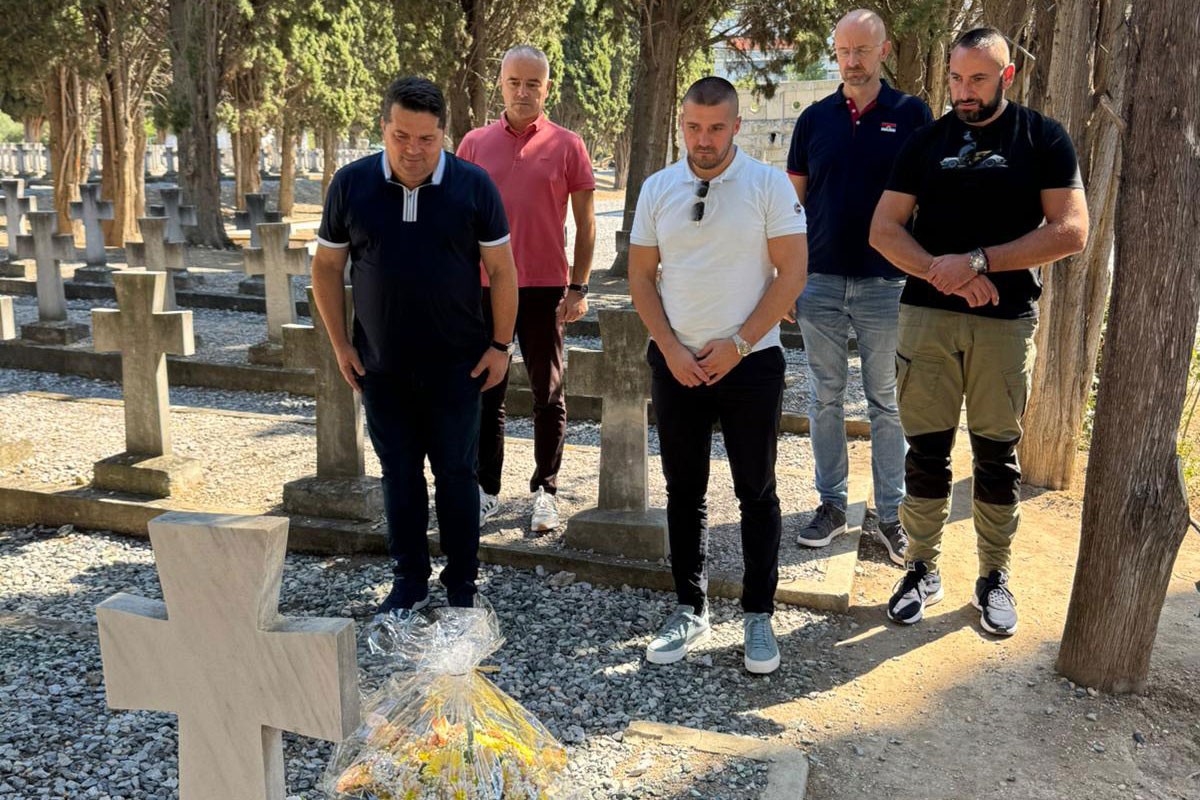 Delegacija parlamenta Republike Srpske poklonila se moštima srpskih vojnika na Zejtinliku