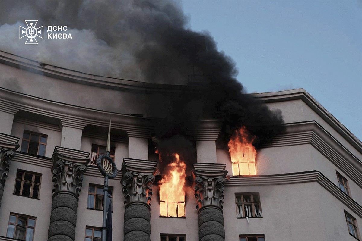 Objavljene fotografije štete na vladinoj zgradi, oglasio se Zelenski
