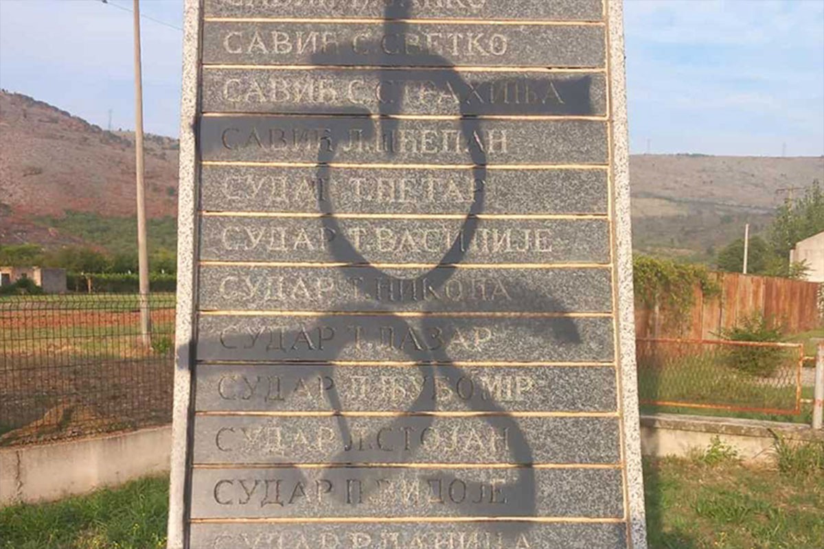 Ustaški simboli i poruke na spomeniku u srpskom povratničkom selu Baćevići