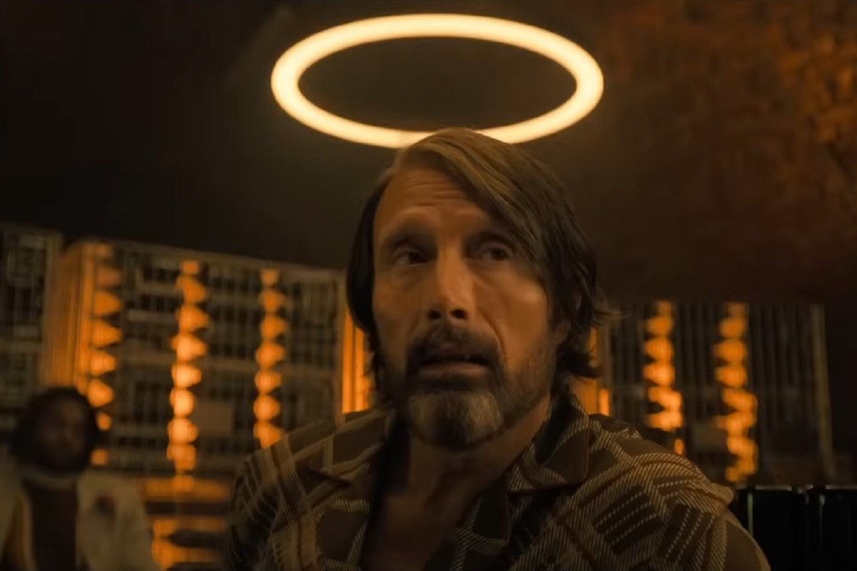 Mads Mikelsen lovi čudovišta u "Dust Bunny" (VIDEO)