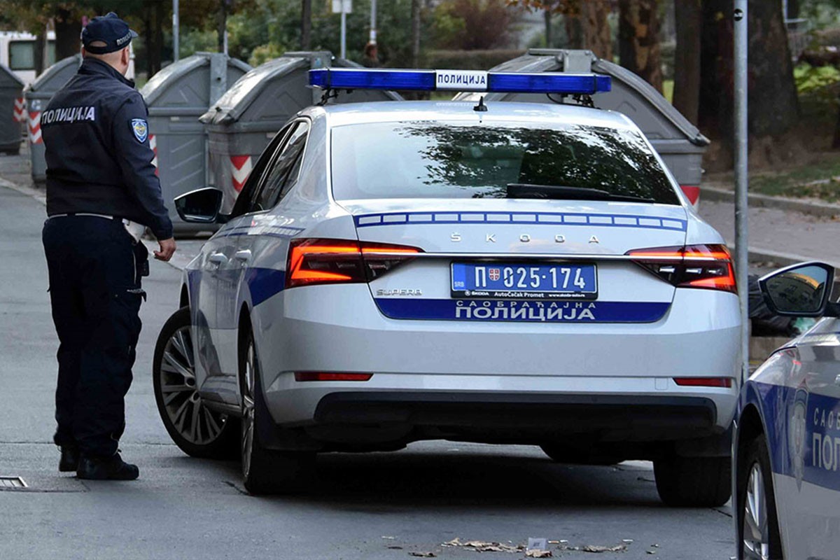 Dojava o bombi u školi na Vračaru, policija na terenu