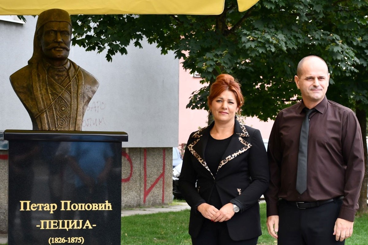 Otkrivena Pecijina bista u Pecijinoj ulici u Gradišci