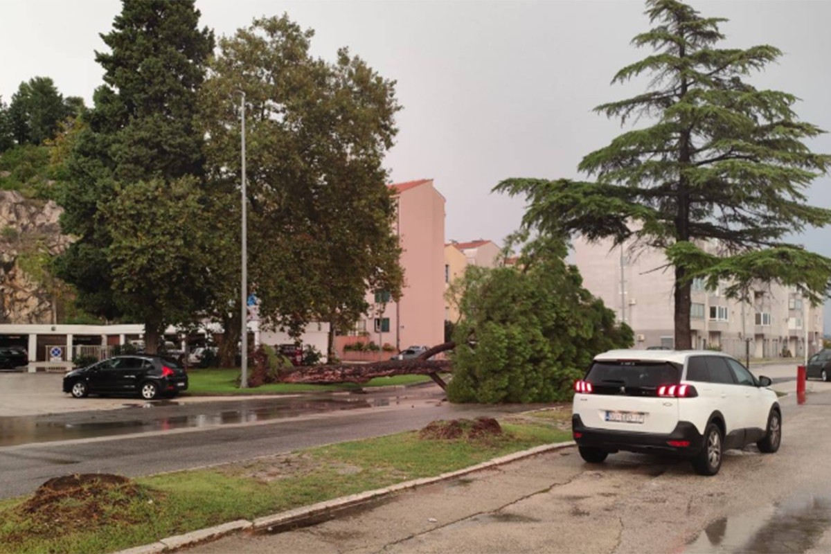 Јake kiše, bujice i jugo pogodili hrvatsko primorje (FOTO)