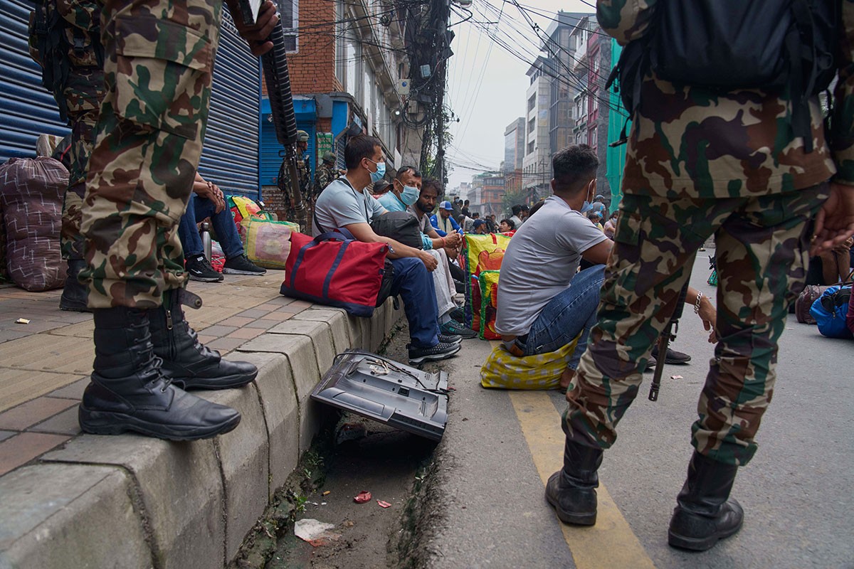 Vojska nakratko ukinula policijski čas u Nepalu, neizvjesno ko će upravljati državom