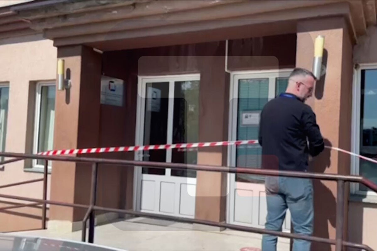 Prištinska policija upala u srpske institucije u Kosovskoj Mitrovici