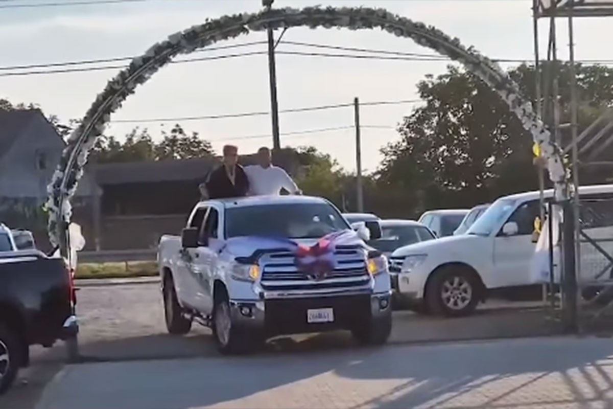 Ćanu na veselje dovezli u prikolici automobila, "problem" nastao na ulazu u šator (VIDEO)