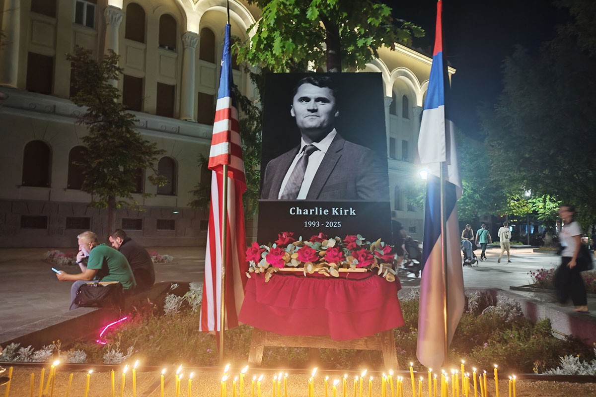 Ispred Palate Republike upaljene svijeće za Čarlija Kirka