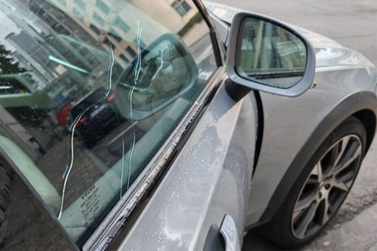 U Briselu izrešetan automobil poljskog poslanika