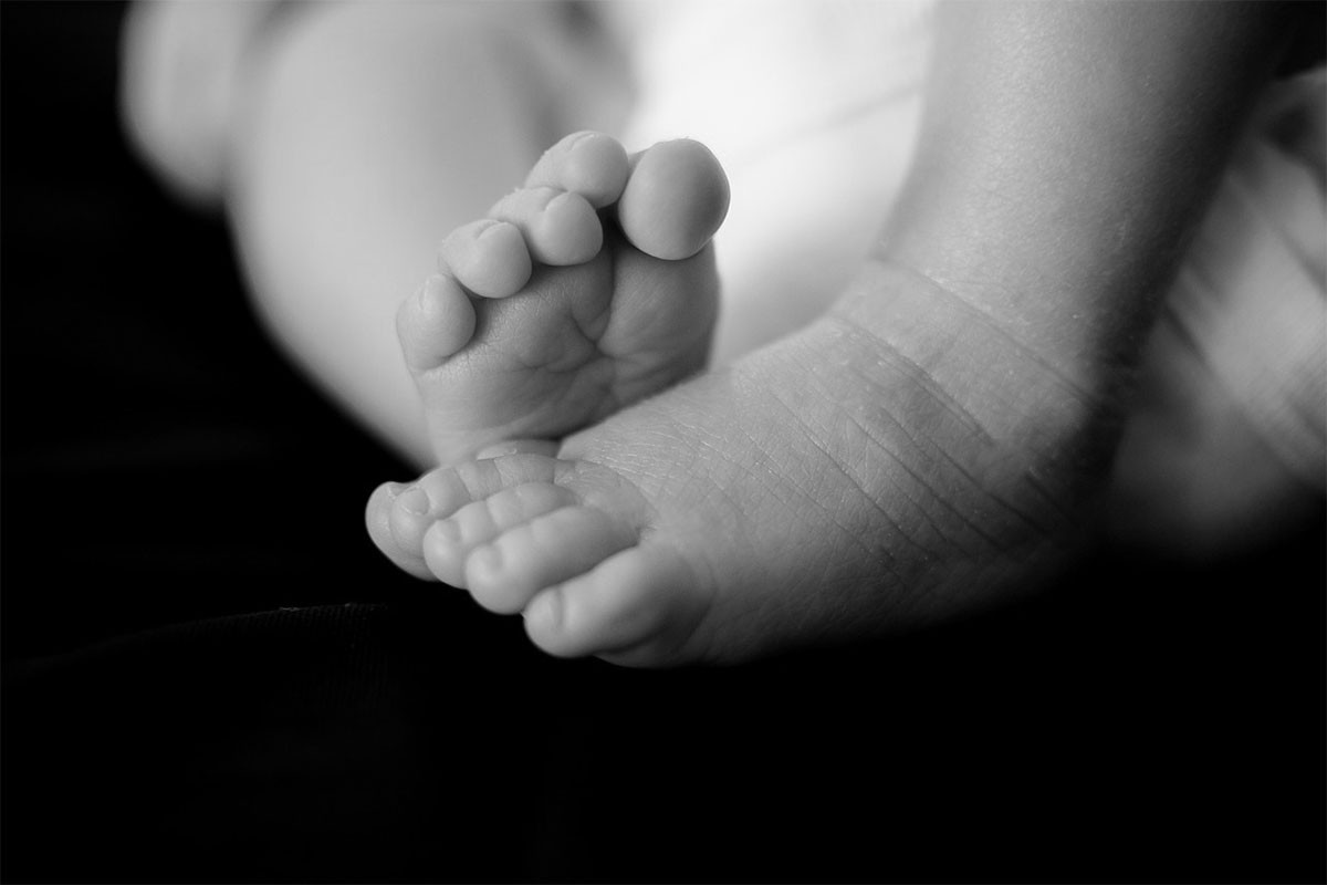 Britanska aristokratkinja i njen partner osuđeni na 14 godina zbog smrti bebe