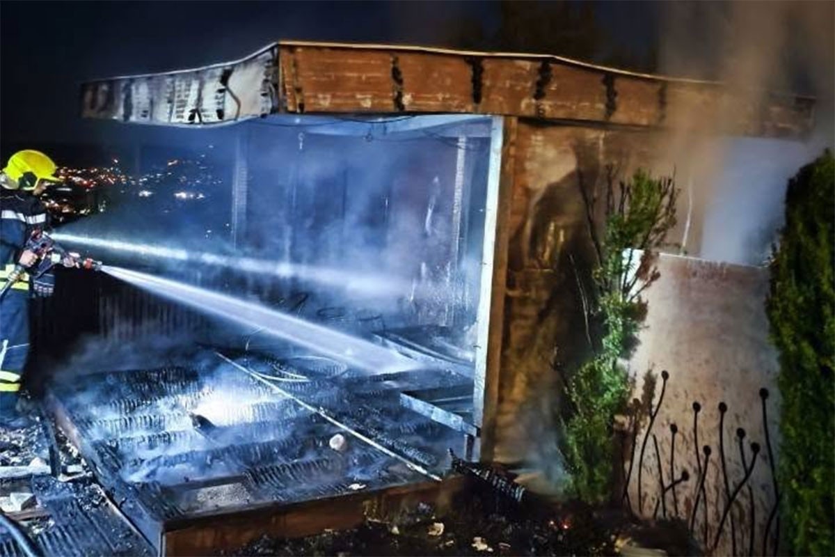 Gorjeli garaža i ljetnjikovac u Banjaluci (FOTO)