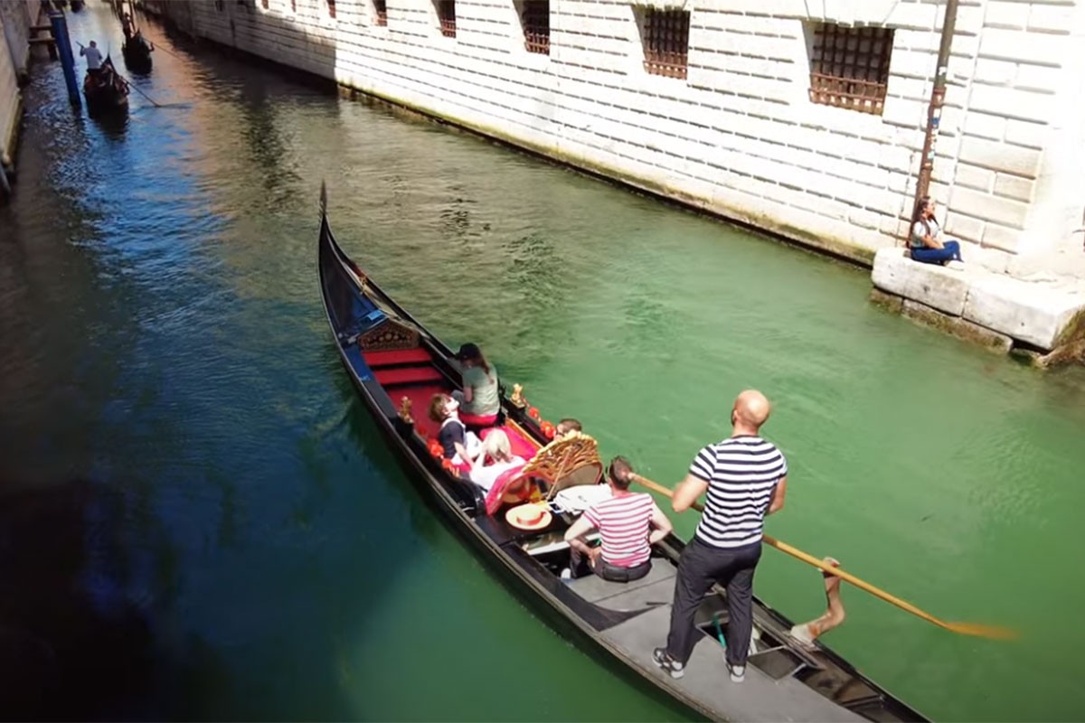 Turisti protjerani iz Venecije jer su se kupali u Velikom kanalu (VIDEO)