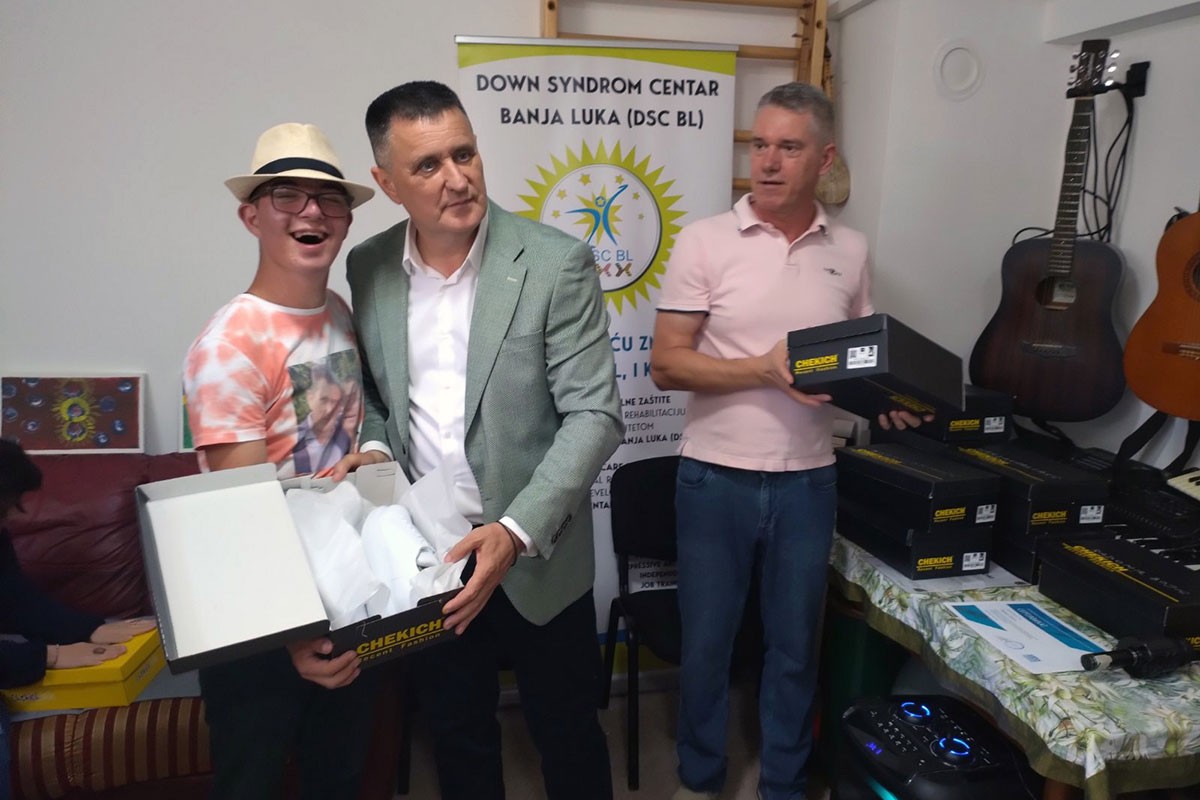 Đajić poklonio patike članovima Daun sindrom centra