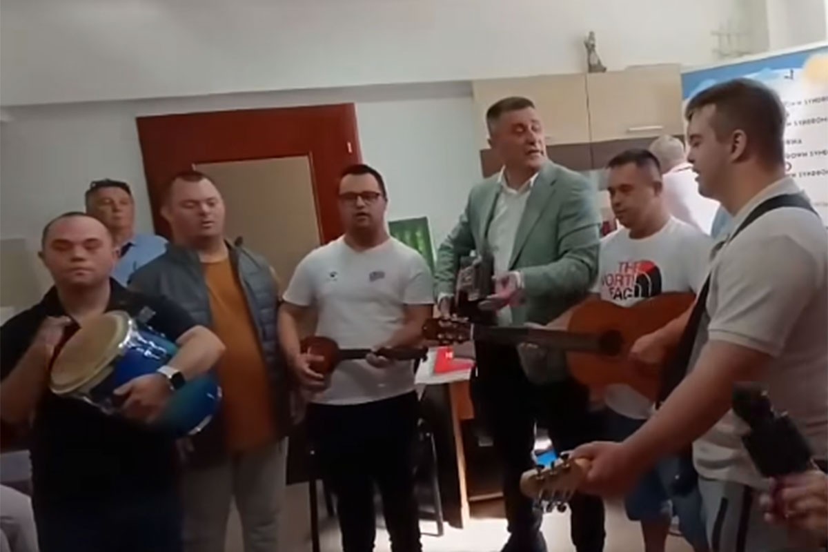 Članovi Daun sindrom centra u Banjaluci otpjevali pjesmu Halidu Bešliću (VIDEO)