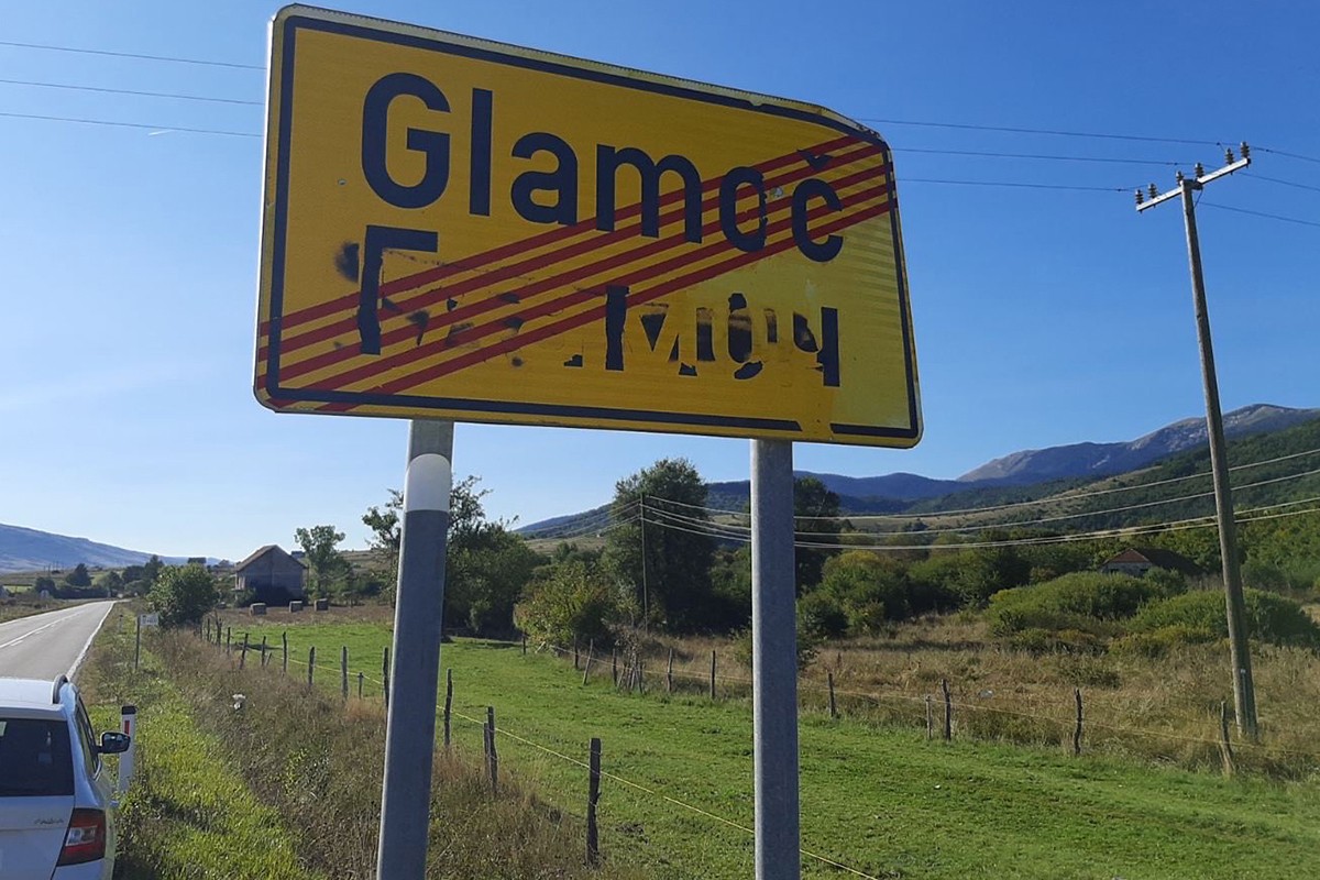 U Livanjskom kantonu opet prefarbani saobraćajni znakovi na ćirilici (FOTO)