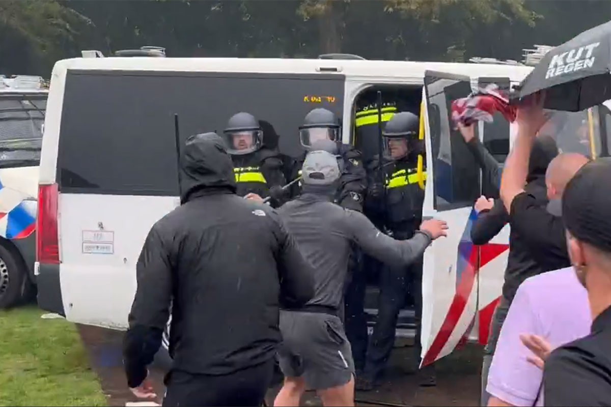 Sukobi demonstranata i policije u Hagu, zapaljen policijski auto, bačen suzavac (VIDEO)