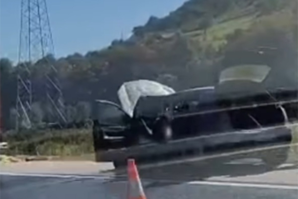Zapalio se auto, usporen saobraćaj na auto-putu (VIDEO)