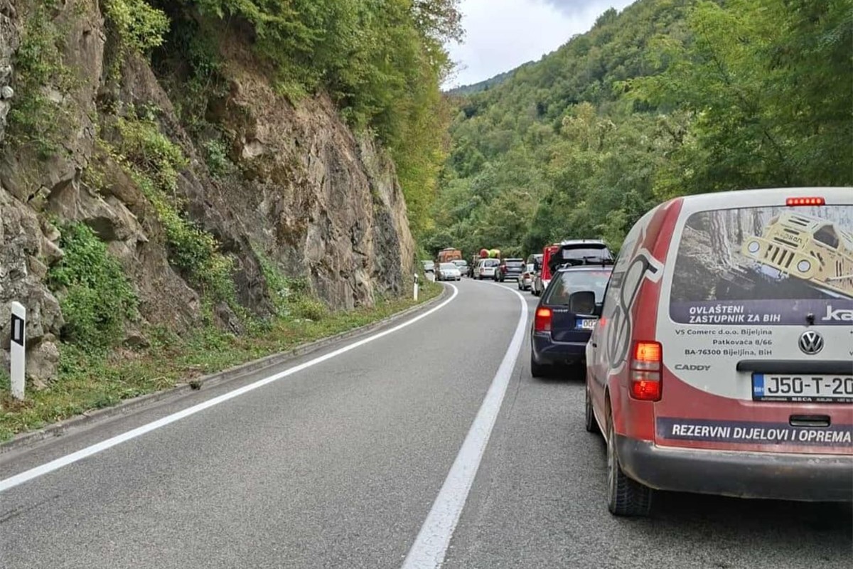 Stravična nesreća kod Jajca: Poginuo motociklista u sudaru sa kamionom