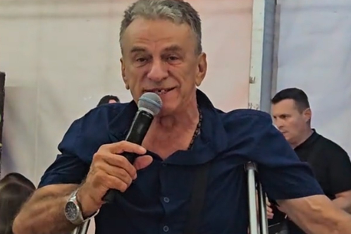 Poznati pjevač na štakama pjeva na šabačkom vašaru (VIDEO)