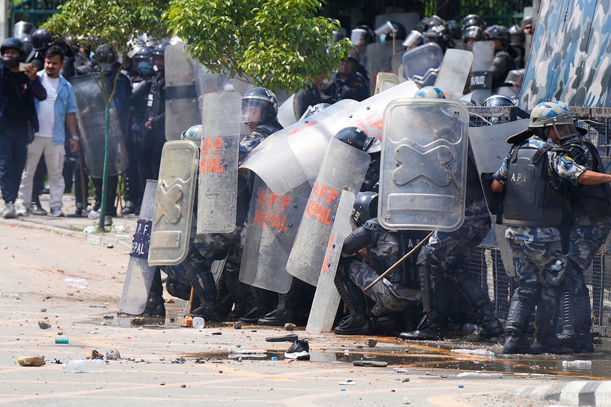 Završena obdukcija: Bojevom municijom ubijena 33 demonstranta u Nepalu