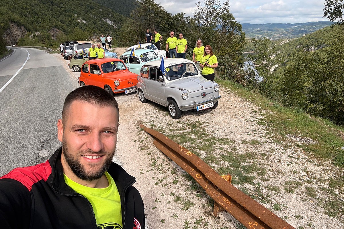 Sa šest fića obilaze BiH, najstariji ima skoro 70 godina (VIDEO)