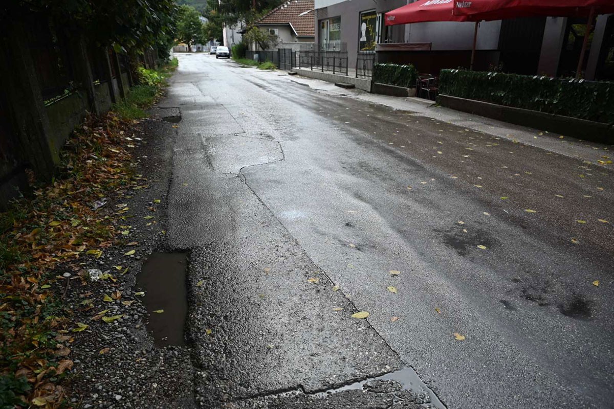Katastrofalno stanje Bulevara Stepe Stepanovića: Rupe ugrožavaju vozače i pješake