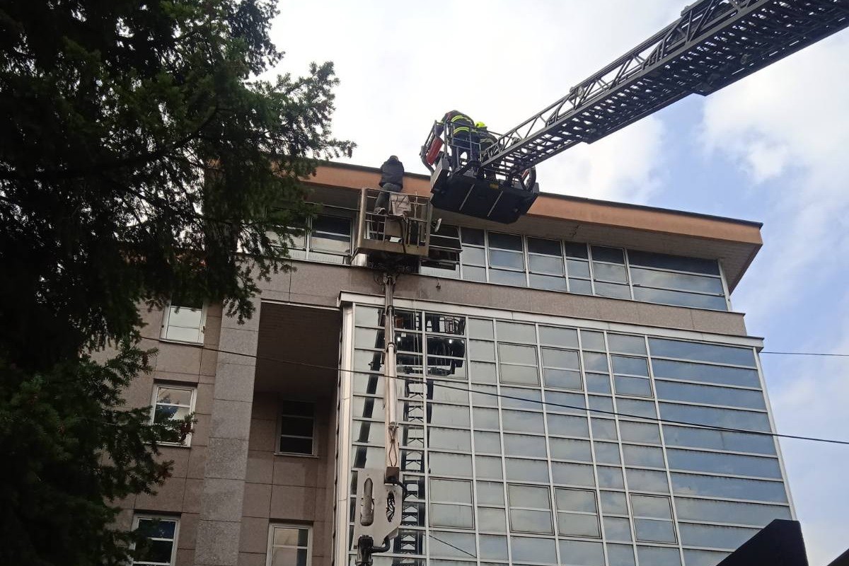 Vatrogasci u Banjaluci imali nesvakidašnju intervenciju - spasavanje s visine (FOTO)