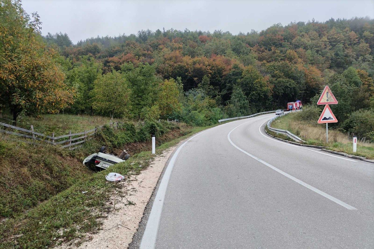 Udes kod Ribnika: Vozilo na krovu, dvoje povrijeđeno (FOTO)