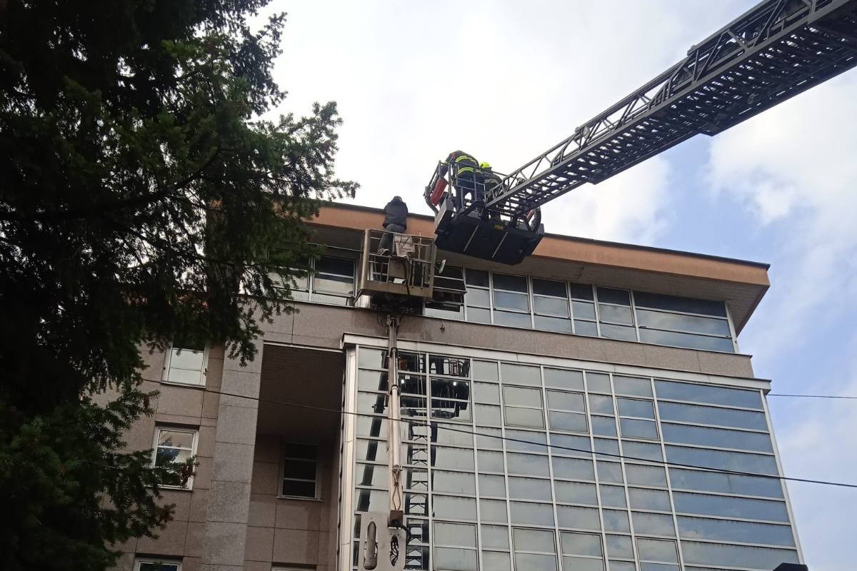Detalji intervencije u Banjaluci: Vatrogasci spasili muškarca iz korpe (FOTO)
