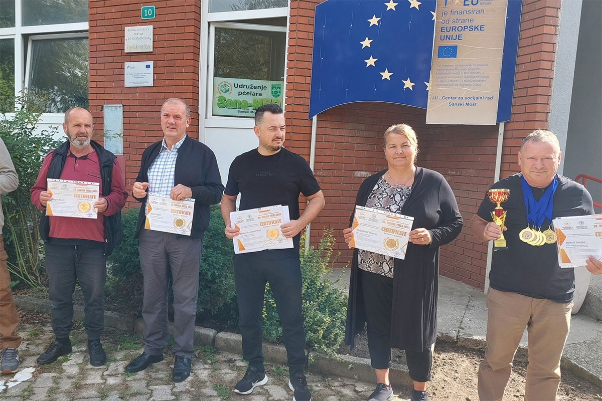 Priznanja pčelarima iz Sanskog Mosta za kvalitet meda