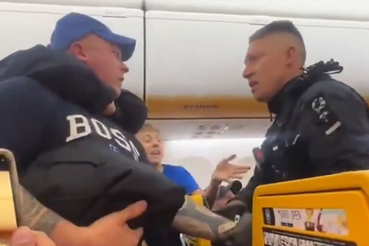 Pijani muškarac pokušao otvoriti vrata aviona u letu, sin preklinjao: “To je moj tata” (VIDEO)
