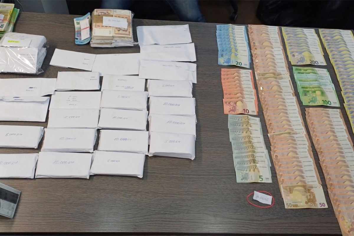Akcija "Firma": Oduzeti 300.000 KM, pištolji i vozila, uhapšeni pred tužiocem (FOTO, VIDEO)