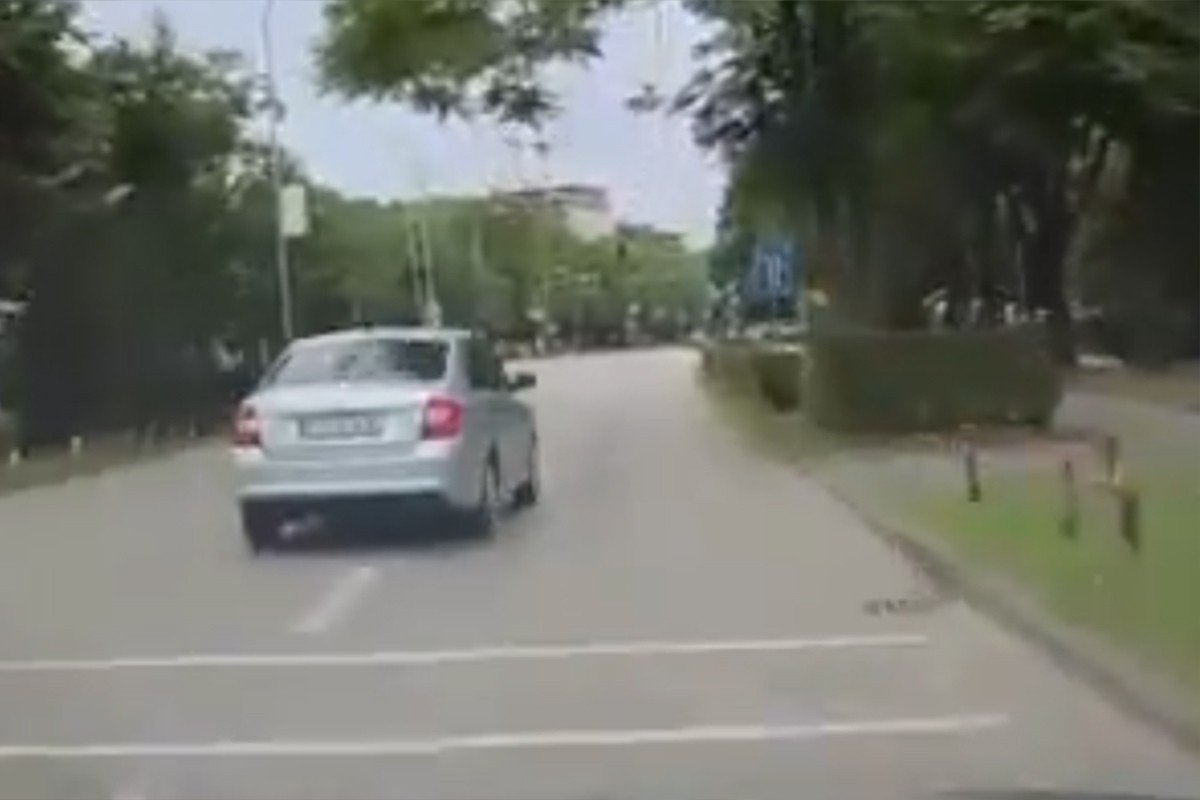 Vozač u Banjaluci prošao kroz crveno, zamalo izazvao sudar i udario pješaka (VIDEO)