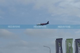 Avion "Wizz Aira" u niskom letu iznad Laktaša (FOTO)