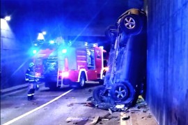 Pijana vozačica sletjela u podvožnjak i ovako "parkirala" ...