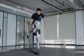 Robot izdržao teške batine, nije ostao na podu (VIDEO)
