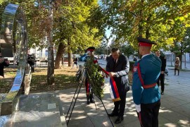 Minić položio vijence na spomenik 12 beba i spomenik poginulim ...