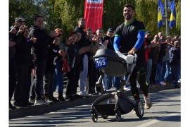Sanska petica opravdala očekivanja: Istrčao trku gurajući bebu u ...