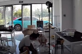 Xiaomi SU7 sam krenuo sa parkinga i postao viralni hit u Kini (VIDEO)