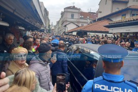 Ovo Sarajevo ne pamti: Hiljade ljudi na posljednjem ispraćaju Halida Bešlića (VIDEO/FOTO)