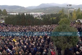 Ispraćaj Halida Bešlića na posljednji počinak: Tišina i jecaji na groblju Bare (FOTO, VIDEO)