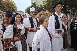 Revijom srpskih narodnih nošnji KUD "Šamac" proslavlja 25 godina ...