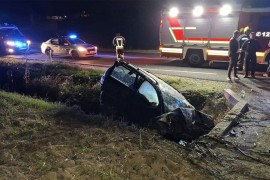 Teška saobraćajka kod Banjaluke: Auto u kanalu, jedna osoba ...