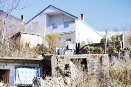 Udruženje "Minores": Djedu i unuku obnavljaju ruševnu kuću