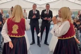 Trudna Milica Todorović u narodnoj nošnji zapjevala ispod šatora