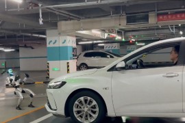 Pogledajte kako mali robot vuče automobil (VIDEO)