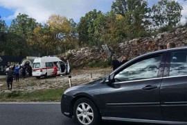 Teška nesreća u BiH: Poginule dvije osobe, autom udarili u zid pored ...