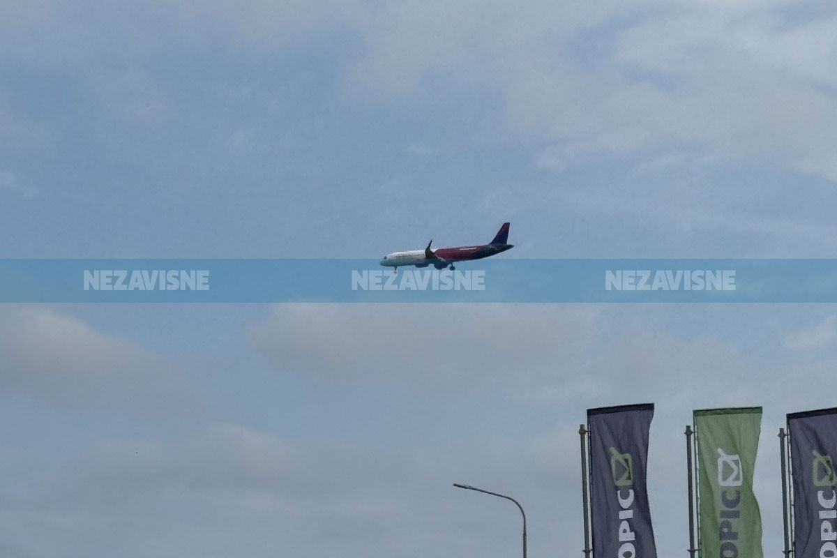 Avion "Wizz Aira" u niskom letu iznad Laktaša (FOTO)